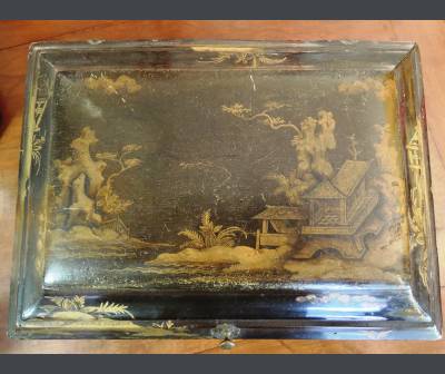 Coffret ou boite à Perruques en laque de Chine noir et Or. XVIIIè siècle
