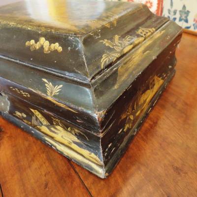 Box or box in Perruques lacquer of black China and Gold. XVIIIth century