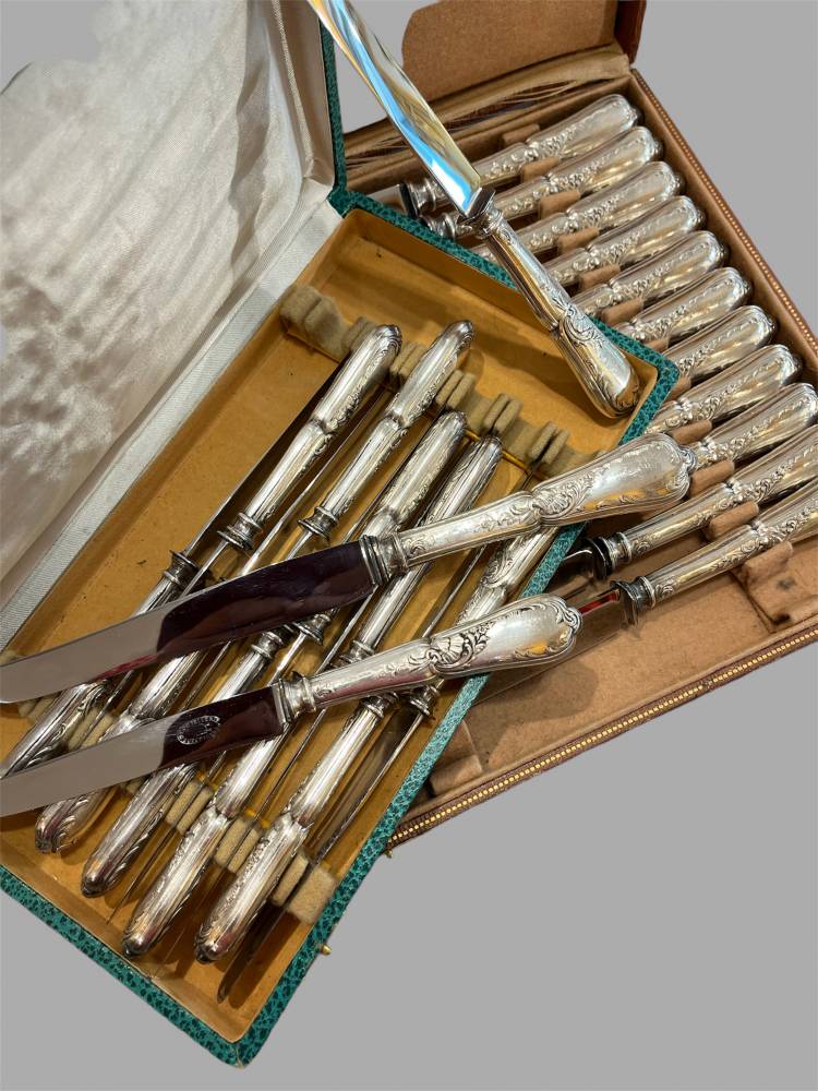 Série De 24 Couteaux en métal argenté +Style Louis XV
