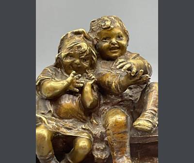 Juan Clara . «  Deux Enfants Sur Un Banc ». Bronze .