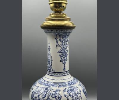 Gien. Lampe En Faïence, Décor à La Bérain. +Style Louis XIV