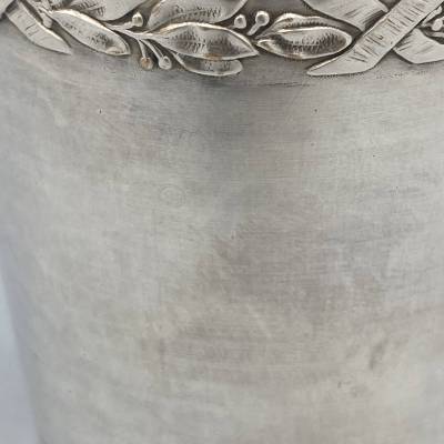 Timbale en métal argenté. Style Louis XVI
