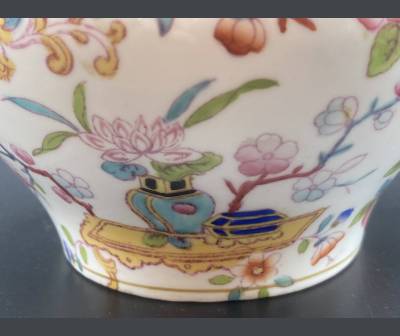 MINTON. Theière en porcelaine anglaise. XIXè siècle